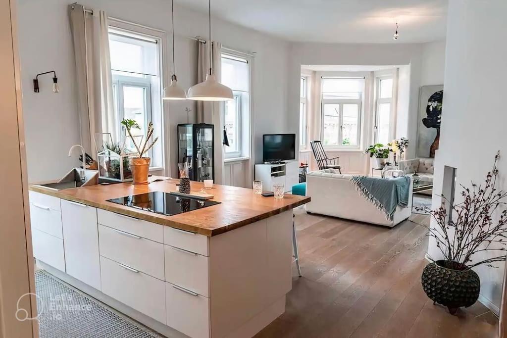 Designer Flat, Fully Furnished & Sunny *