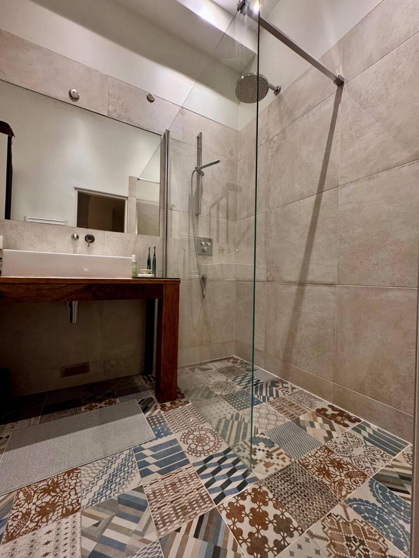 Designer Flat, Fully Furnished & Sunny Apartment *
