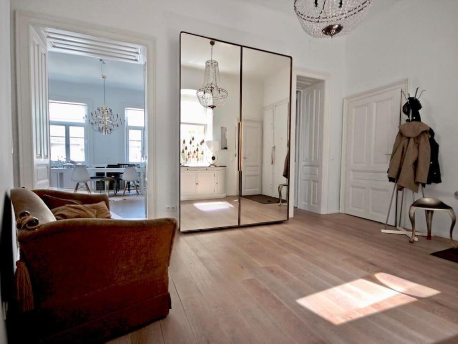 Designer Flat, Fully Furnished & Sunny Apartment *