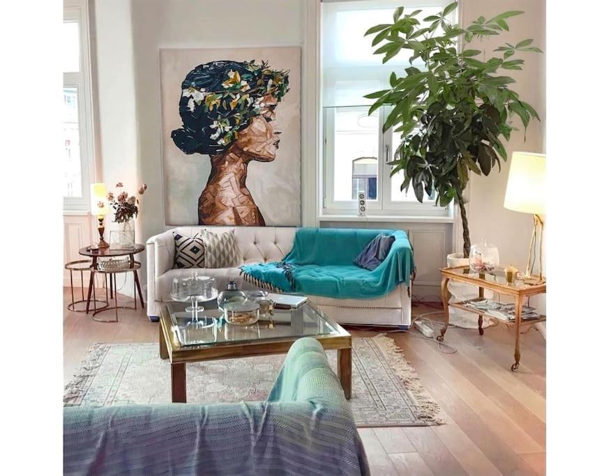 Designer Flat, Fully Furnished & Sunny *